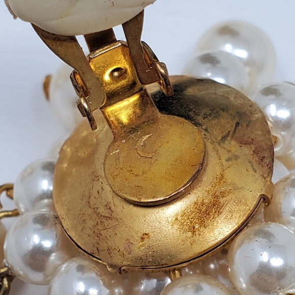 Vintage faux cluster pearl clip on earrings in Great used condition - Picture 4 of 8